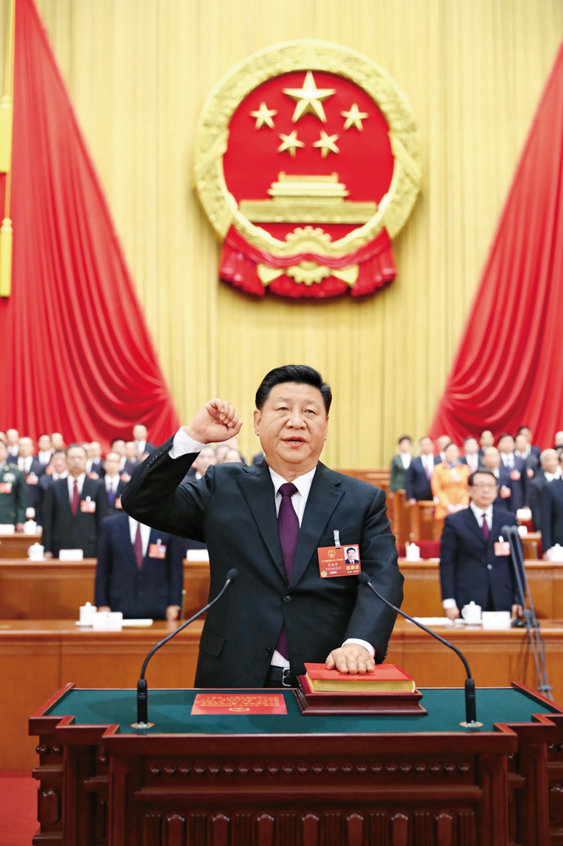 2018年3月17日，十三届全国人大一次会议在北京人民大会堂举行第五次全体会议。习近平当选中华人民共和国主席、中华人民共和国中央军事委员会主席。这是习近平进行宪法宣誓。 新华社记者 鞠鹏/摄